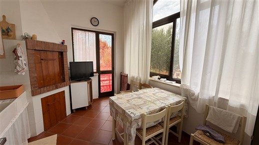 Villa Di 3 Vani e Acc. In Buono Stato, Rivestita In Pietra e Recintata.
